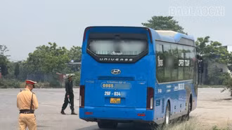 Xử phạt tài xế xe khách lấn làn, vượt ẩu trên cao tốc Nội Bài - Lào Cai 