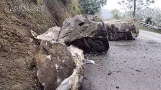 Đá lăn nguy hiểm trên Quốc lộ 4