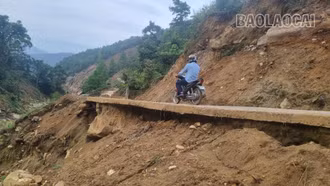 Cần sớm khắc phục những đoạn “hàm ếch” trên tuyến đường vào thôn Ngải Trồ, xã A Mú Sung