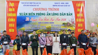 Trao 137 suất quà Tết cho người dân xã Bát Xát