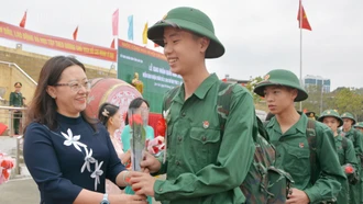 Phó Bí thư Tỉnh ủy Giàng Thị Dung dự Lễ giao nhận quân tại điểm giao nhận quân số 2 