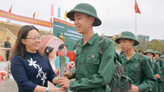 Phó Bí thư Tỉnh ủy Giàng Thị Dung dự Lễ giao nhận quân tại điểm giao nhận quân số 2 