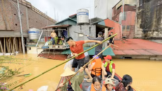 Câu lạc bộ Thể thao nước hồ Thác Bà giúp người dân di dời khỏi vùng ngập 