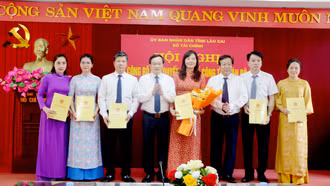Lãnh đạo Sở Tài Chính tỉnh Lào Cai trao quyết định bổ nhiệm lãnh đạo Văn phòng Sở Tài Chính 