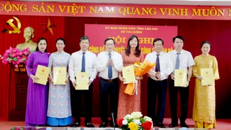 Lãnh đạo Sở Tài Chính tỉnh Lào Cai trao quyết định bổ nhiệm lãnh đạo Văn phòng Sở Tài Chính 