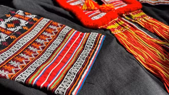 Các bà, các mẹ trang trọng đội khăn lễ cho thiếu nữ trong ngày cưới.