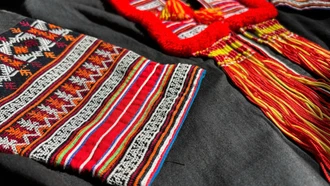 Các bà, các mẹ trang trọng đội khăn lễ cho thiếu nữ trong ngày cưới.