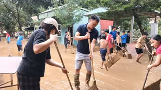 Nỗ lực khắc phục hậu quả bão lũ, đón học sinh trở lại trường