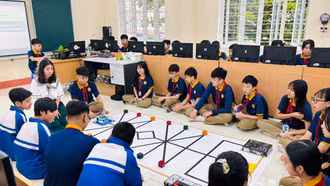 Giờ thực hành làm quen robotcon của cô và trò Trường THCS Nguyễn Du.