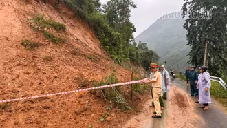 Giúp người dân đi lại an toàn trong siêu bão