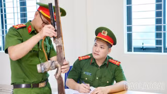 Công an xã Văn Bàn vận động người dân giao nộp 43 khẩu súng