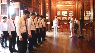 Mùa thu bên Nhà lưu niệm Chủ tịch Hồ Chí Minh