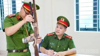 Công an xã Văn Bàn vận động người dân giao nộp 43 khẩu súng