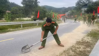Công an xã Cốc Lầu dọn đất, đá trên Tỉnh lộ 160 nhằm đảm bảo an toàn giao thông
