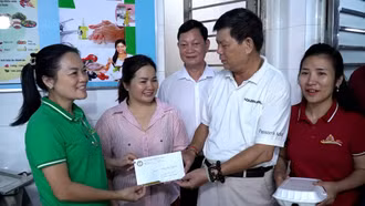 Doanh nghiệp, nữ doanh nhân Lào Cai hỗ trợ đồng bào bão lũ hơn 200 triệu đồng