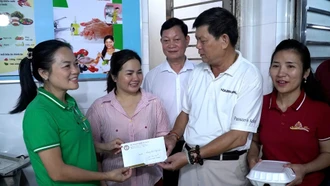 Doanh nghiệp, nữ doanh nhân Lào Cai hỗ trợ đồng bào bão lũ hơn 200 triệu đồng