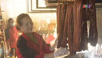 Đặc sản xứ Mường rộn ràng vào mùa tết 