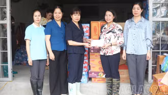 Hội LHPN tỉnh thăm, tặng quà người dân bị ngập lụt ở phường Nam Cường, Âu Lâu 