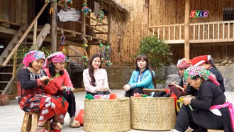 Trò chuyện cùng người phụ nữ đưa thổ cẩm lên sàn diễn