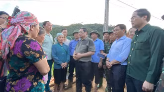 Thủ tướng Chính phủ Phạm Minh Chính thăm vùng lũ Làng Nủ