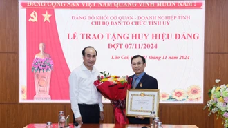 Phó Bí thư Thường trực Tỉnh ủy Vũ Xuân Cường trao Huy hiệu Đảng cho đảng viên Phạm Toàn Thắng