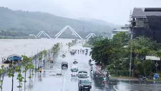 Thành phố Lào Cai khẩn trương di chuyển các hộ dân dọc 2 bên sông Hồng