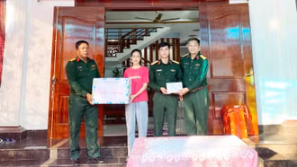 Đoàn Kinh tế - Quốc phòng 345 bàn giao “Nhà đồng đội” cho quân nhân trong đơn vị