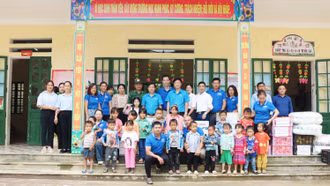 Nhiều phần quà ý nghĩa tặng học sinh mầm non thôn Lù Dì Sán