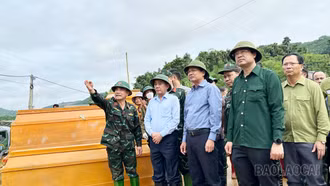 Đồng chí Trần Cẩm Tú thăm, động viên người dân và các lực lượng khắc phục hậu quả sạt lở đất tại thôn Làng Nủ