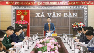 Phó Chủ tịch UBND tỉnh Nguyễn Thành Sinh kiểm tra công tác bầu cử tại cụm xã khu vực Văn Bàn