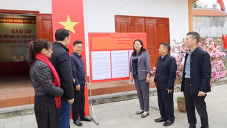 Phó Bí thư Tỉnh ủy Giàng Thị Dung kiểm tra công tác chuẩn bị bầu cử tại các xã Bắc Hà, Bản Liền, Bảo Nhai, Cốc Lầu