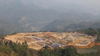 Sôi động trên công trường xây dựng các trường học biên giới