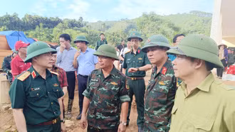 Thiếu tướng Tào Đức Thắng, Chủ tịch kiêm Tổng giám đốc Tập đoàn Công nghiệp - Viễn thông Quân đội thăm vùng lũ Làng Nủ