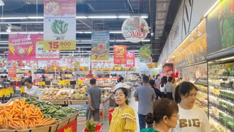 Lo bão lũ kéo dài, người dân đi mua thực phẩm dự trữ