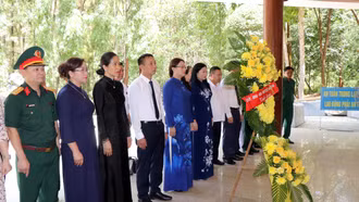 Phó Bí thư Tỉnh ủy, Chủ tịch Ủy ban MTTQ tỉnh Lào Cai Giàng Thị Dung dâng hương tại Khu Di tích Ngã ba Đồng Lộc, viếng mộ Đại tướng Võ Nguyên Giáp