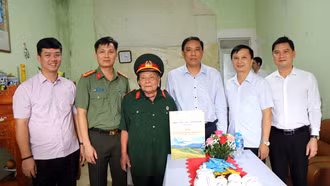 Phó Bí thư Thường trực Tỉnh ủy Hoàng Giang thăm, tặng quà các gia đình chính sách và kiểm tra hoạt động tại các xã, phường