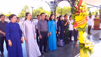 Phó Bí thư Tỉnh ủy, Chủ tịch Ủy ban MTTQ tỉnh Lào Cai Giàng Thị Dung dâng hương tại Nghĩa trang Liệt sỹ quốc gia Trường Sơn và Khu di tích Thành cổ Quảng Trị