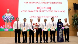 Văn phòng Đoàn đại biểu Quốc hội và Hội đồng nhân dân tỉnh công bố quyết định về công tác cán bộ
