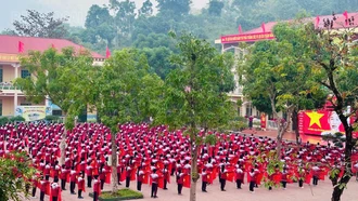 Các trường học tổ chức sinh hoạt dưới cờ, phát động thi đua chào mừng Đại hội đại biểu toàn quốc lần thứ XIV của Đảng