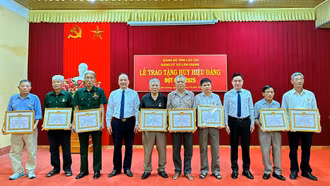 Xã Lâm Giang tổ chức trao Huy hiệu Đảng cho 10 đảng viên