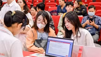 Điểm chuẩn đại học "chót vót", mừng hay lo?