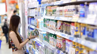 Người tiêu dùng trước áp lực giá cả