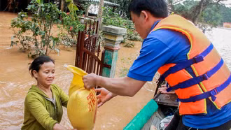 Đồ ăn cứu trợ đồng bào vùng bão lũ: Nên gửi gì và bảo quản thế nào?