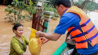 Đồ ăn cứu trợ đồng bào vùng bão lũ: Nên gửi gì và bảo quản thế nào?