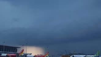 Sân bay đóng cửa, hàng trăm chuyến bị hủy và lùi lịch bay do bão