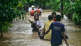 Người Myanmar chật vật trong nước lũ