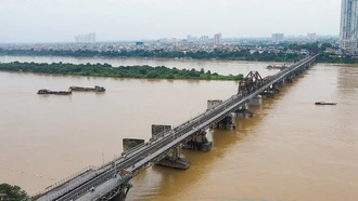 Dừng chạy tàu hỏa qua cầu Long Biên do nước lũ dâng cao, chảy xiết trên sông Hồng