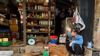 Trữ quá nhiều thực phẩm trong những ngày mưa bão tiềm ẩn rủi ro cho sức khoẻ