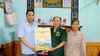 Phó Bí thư Thường trực Tỉnh ủy, Chủ tịch HĐND tỉnh Hoàng Giang thăm, tặng quà tại xã Việt Hồng dịp 30/4