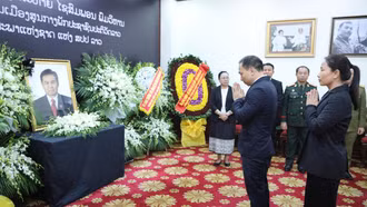 Đoàn đại biểu tỉnh Lào Cai viếng Chủ tịch Quốc hội Lào Xaysomphone Phomvihane tại Đại sứ quán Lào